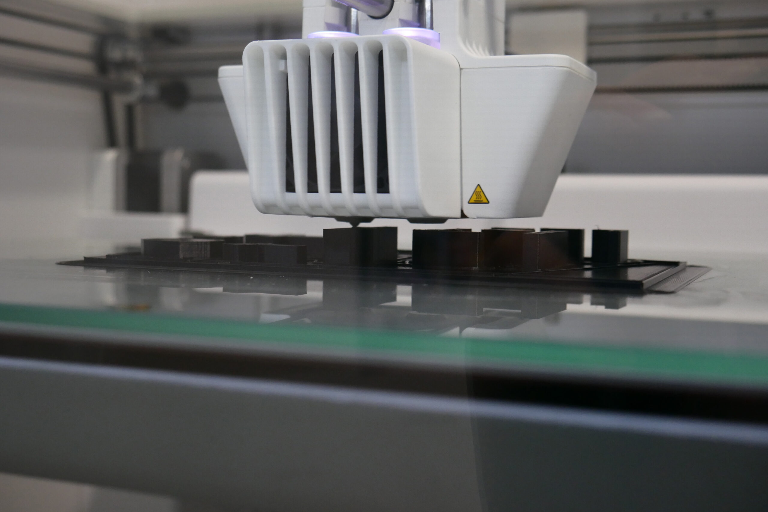 Ein 3D Drucker druckt ein kleines Modell des FH Campus der Emil-Figge Straße.