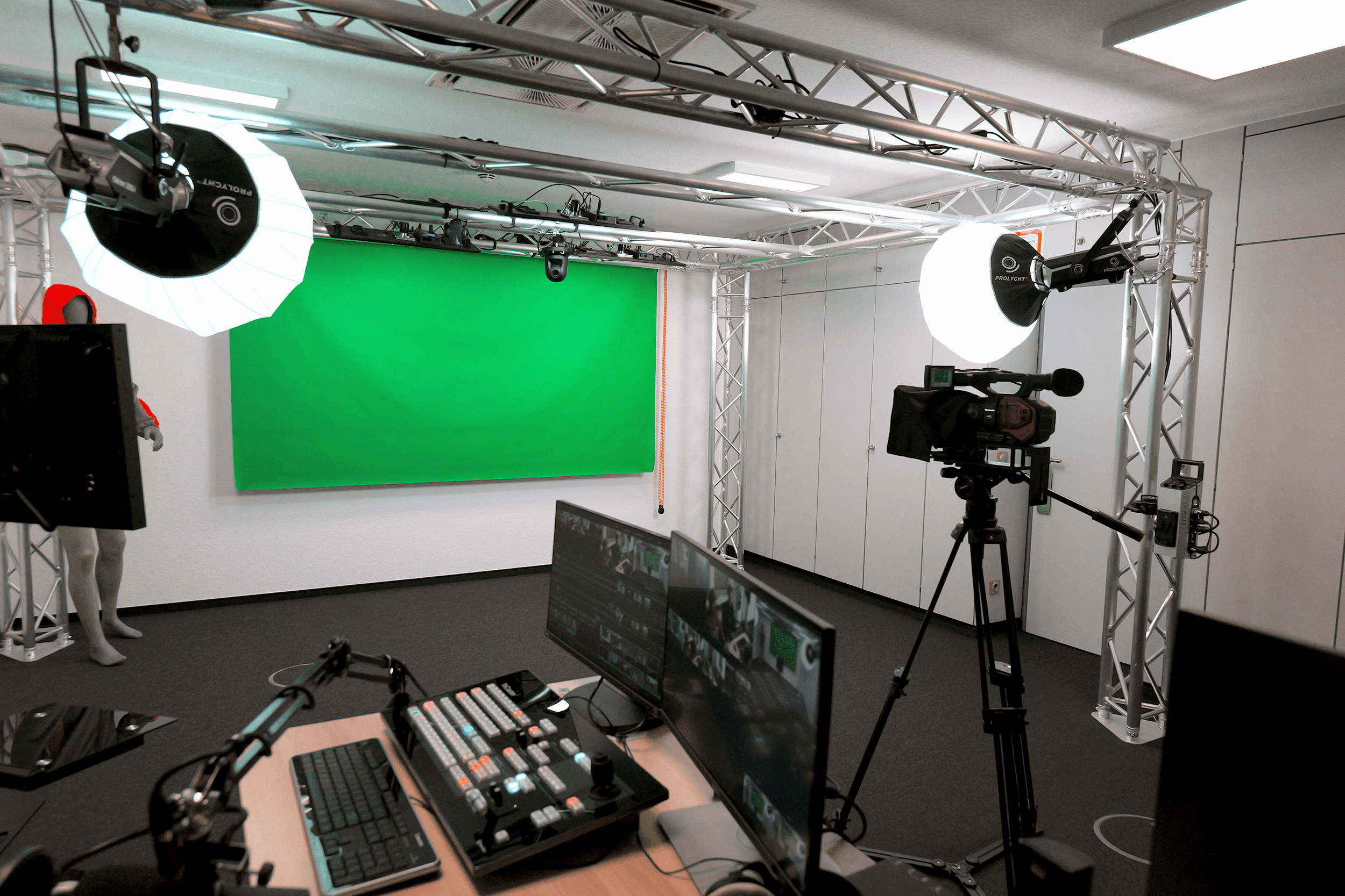 Greenscreen im Studio des Videolabors, im Vordergrund ein Regiepult