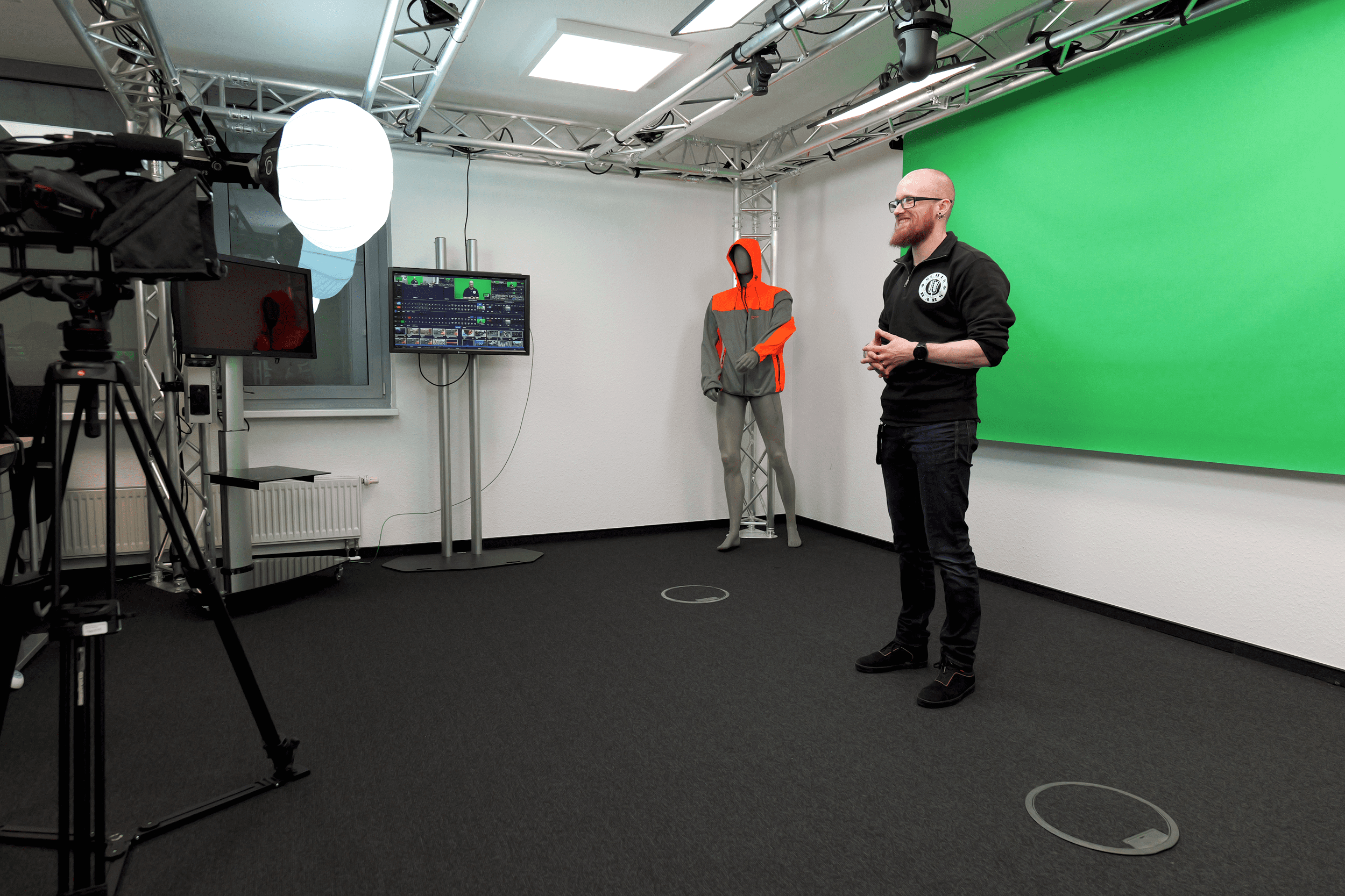 Vincent Beringhoff steht im Studioraum des Videolabors vor einem Greenscreen