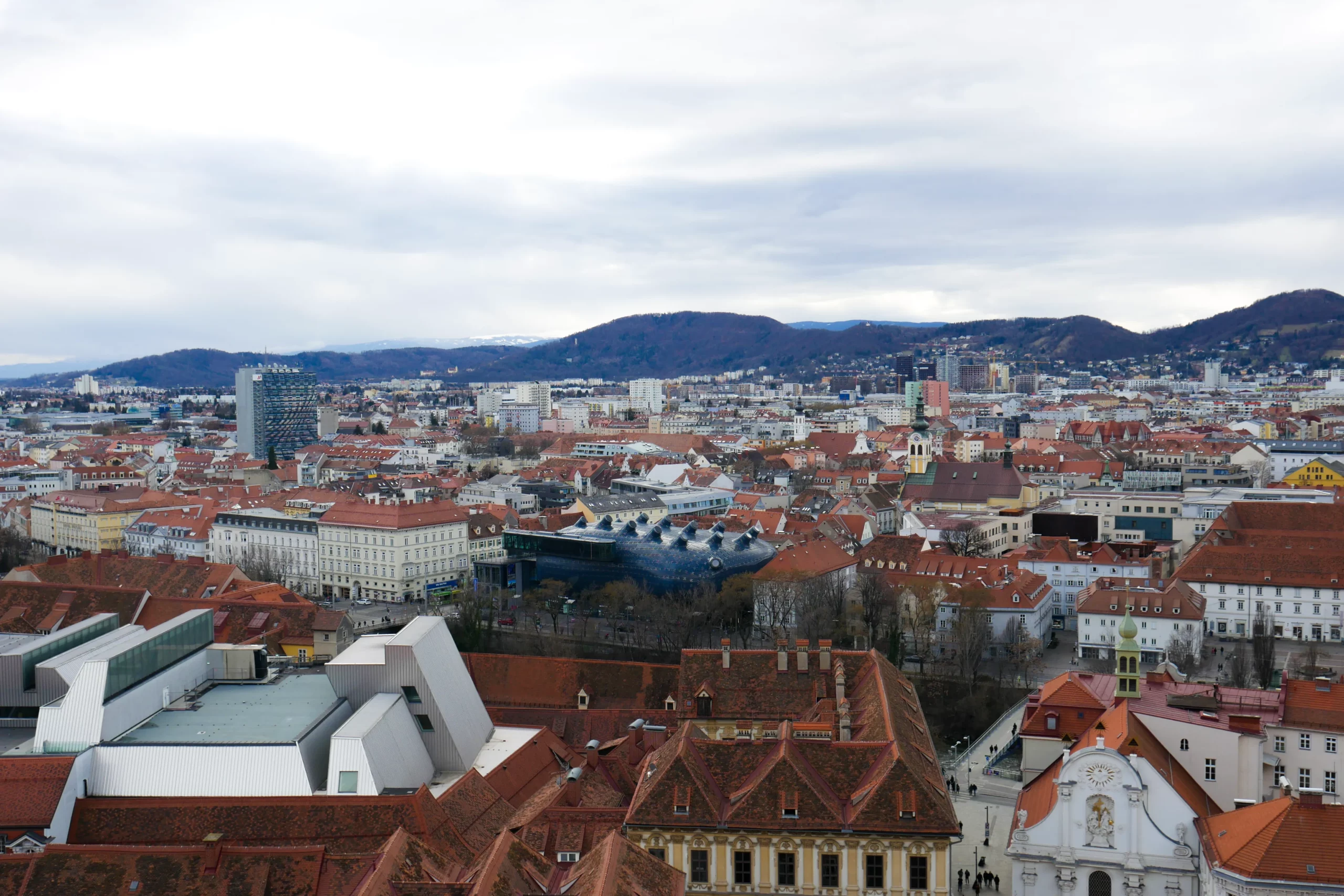 Ein Foto von oben, über die Dächer der Stadt Graz