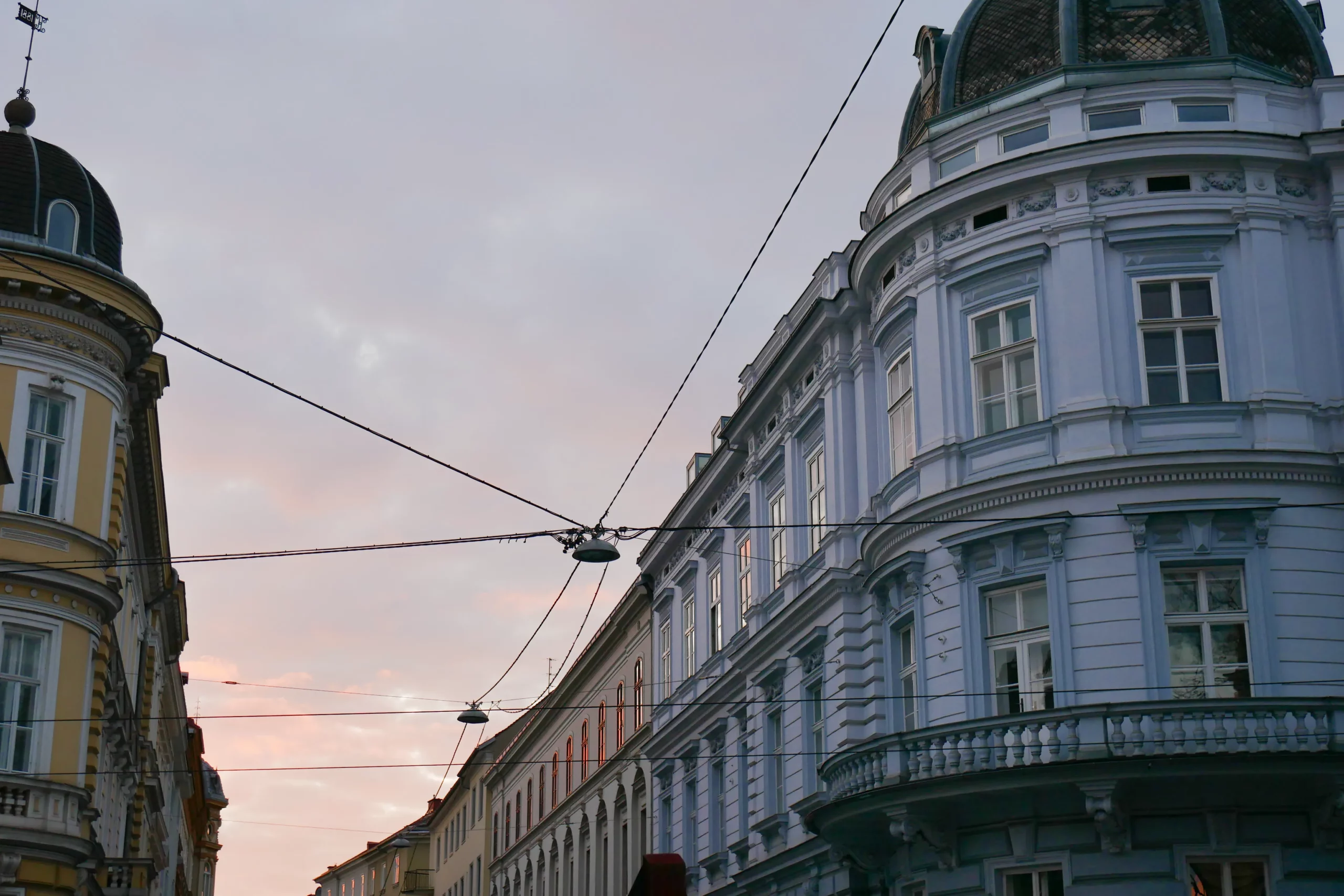 Ein Foto bei Abenddämmerung in einer Straße in Graz.