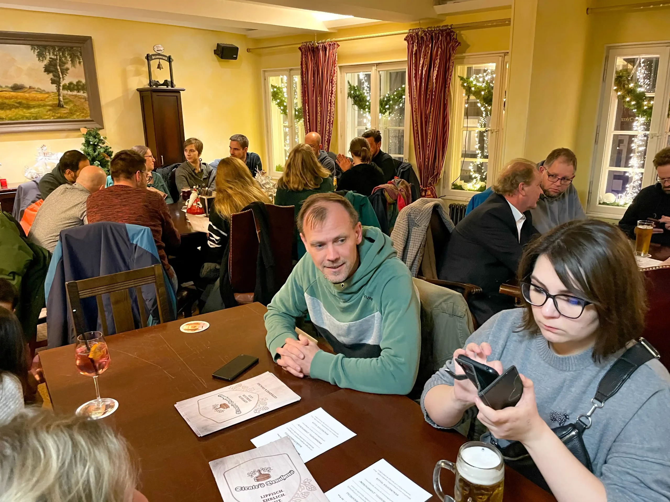 Foto: Mehrere Personen an verschiedenen Tischen in einem Restaurant.