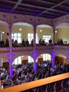 Foto: Vortragssaal mit zahlreichen Zuhörenden