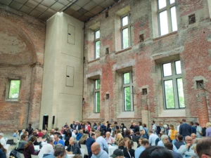 Foto: Innenansicht St. Elisabeth Kirche, Personen sitzen an Tischen